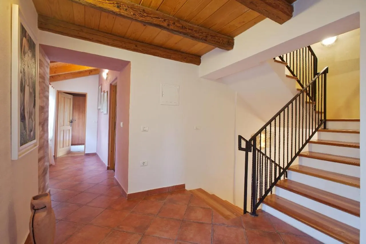 Villa Dina Sa Bazenom Marcana