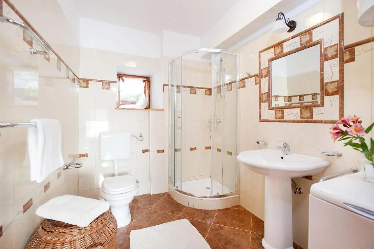 Villa Dina Sa Bazenom Marcana