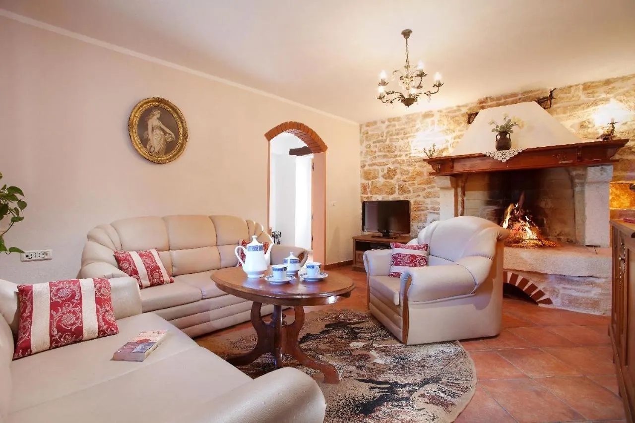 Villa Dina Sa Bazenom Marcana